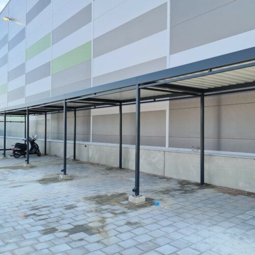 Fietsoverkapping Manheim - Modern en Maatwerk 89 fietsoverkapping model Manheim geleverd en gemonteerd in Roosdaal 20 meter